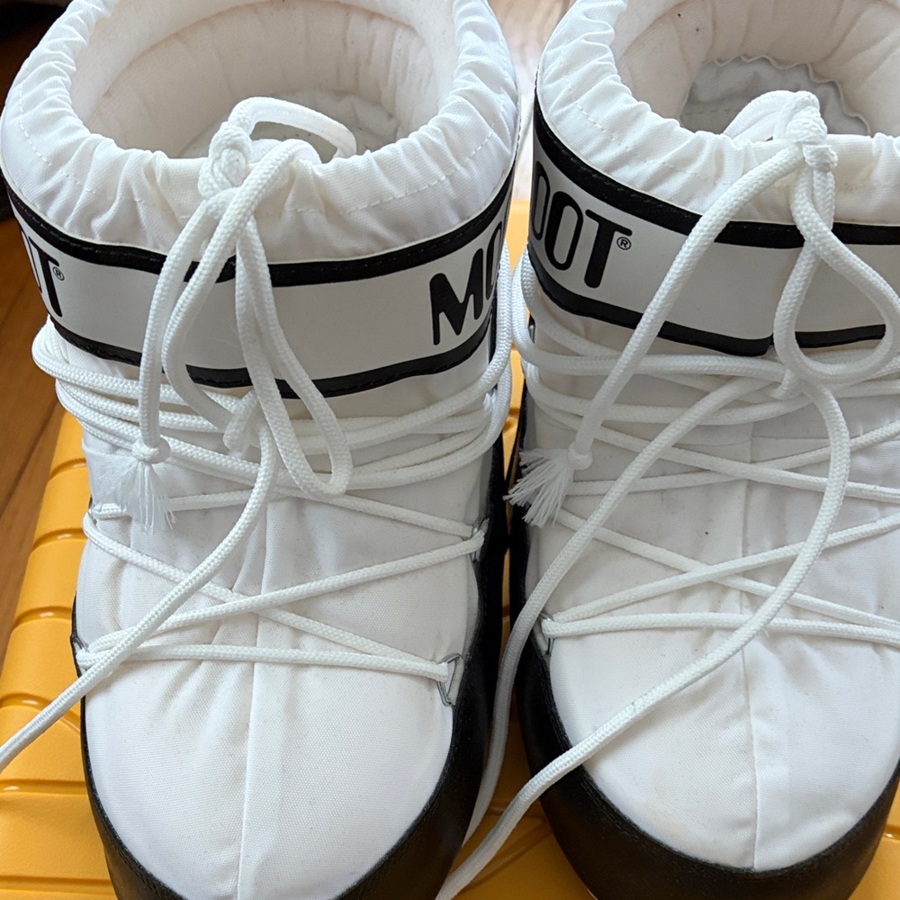NWOT Moon Boot White and Black Winter Boots